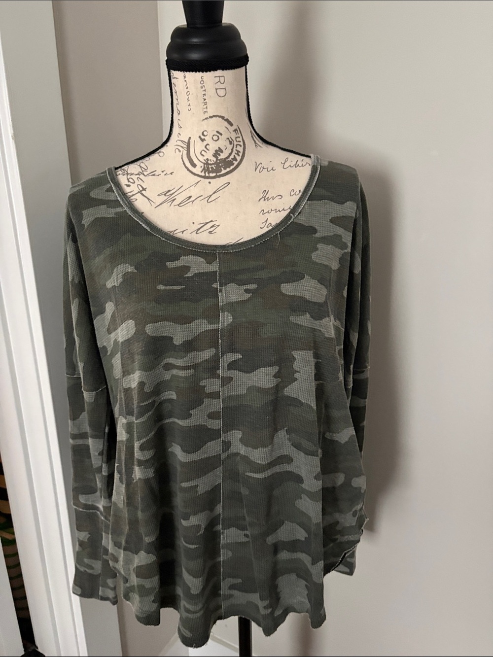 Lucky Brand Large Olive Green Camo Long Sleeve Scoop Neck Top